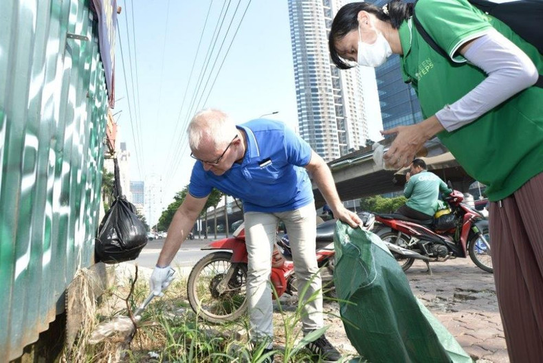L’ambassadeur Hannes Hanso participe à la Journée mondiale du nettoyage 2025 (World Cleanup Day), organisée à Hanoi. Photo : baothoidai. dai-su-hannes.jpg