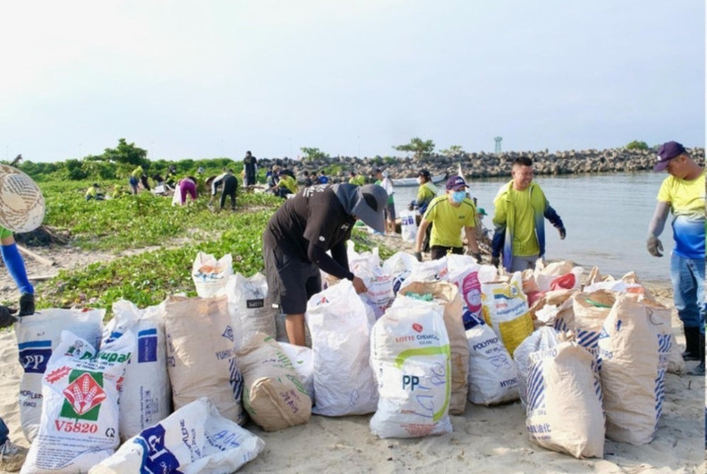 À Phu Quoc, les bénévoles ont été formés au tri sélectif, aux consignes de sécurité, et équipés de gants, pinces et sacs adaptés afin d’assurer à la fois l’efficacité et la sécurité des opérations de collecte. gen-z-phu-quoc.jpg