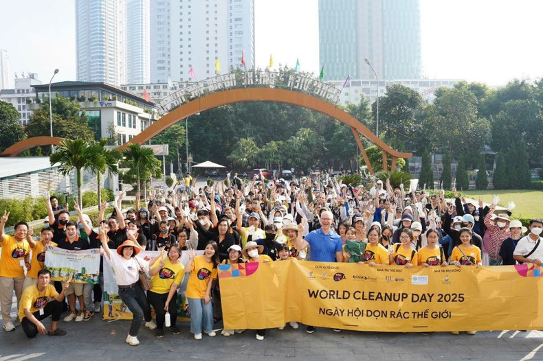 Plus de 300 bénévoles ont pris part à l’événement « Journée mondiale du nettoyage – World Cleanup Day 2025 » à Hanoi. Photo : baothoidai. dechets-2.jpg