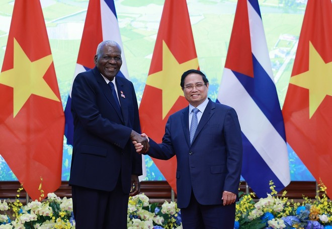 Le président de l’Assemblée nationale cubaine Esteban Lazo Hernández et le Premier ministre Pham Minh Chinh (droite). Photo : VNA. Le président de l’Assemblée nationale cubaine Esteban Lazo Hernández et le Premier ministre Pham Minh Chinh (droite). Photo : VNA.
