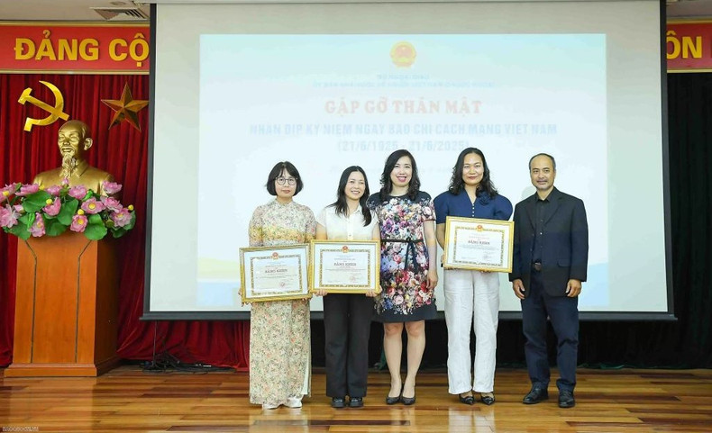 Remise des certificats de mérite à plusieurs collectifs et individus ayant contribué de manière exemplaire au développement de la communauté vietnamienne d’outre-mer ainsi qu’au développement national. Photo : baoquocte. diaspora-4-bqt.jpg