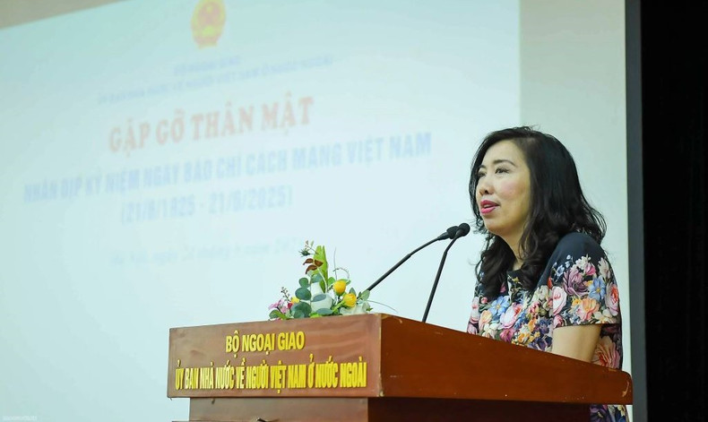 La vice-ministre des Affaires étrangères du Vietnam Le Thi Thu Hang s'exprime lors de la conférence de presse. Photo : baoquocte. diaspora-2-bqt.jpg