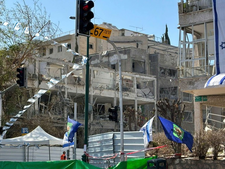 L’appartement a été détruit et toute la famille de Mme Thuy a été hébergée par une famille israélienne voisine pendant les travaux de réparation et de rénovation. israel-2.jpg