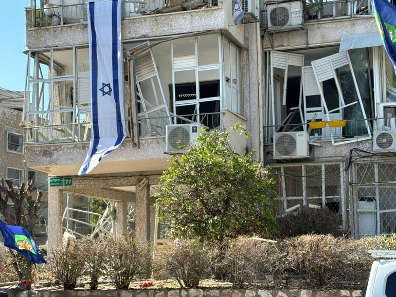 Toutes les portes vitrées du bâtiment où se trouve l’appartement de Mme Thuy ont été brisées par la force destructrice de la bombe tombée à 100 mètres. israel-verre.jpg