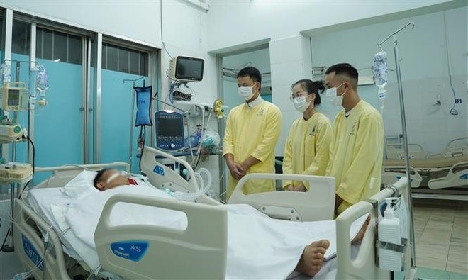 La famille du donneur d’organes en état de mort cérébrale a fait ses adieux à son proche. Photo : VNA. La famille du donneur d’organes en état de mort cérébrale a fait ses adieux à son proche. Photo : VNA.