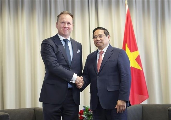 Le Premier ministre Pham Minh Chinh (à droite) et Carlo Lustrissimi, PDG et cofondateur de 5.0 Robotics. Photo : VNA Le Premier ministre Pham Minh Chinh (à droite) et Carlo Lustrissimi, PDG et cofondateur de 5.0 Robotics. Photo : VNA