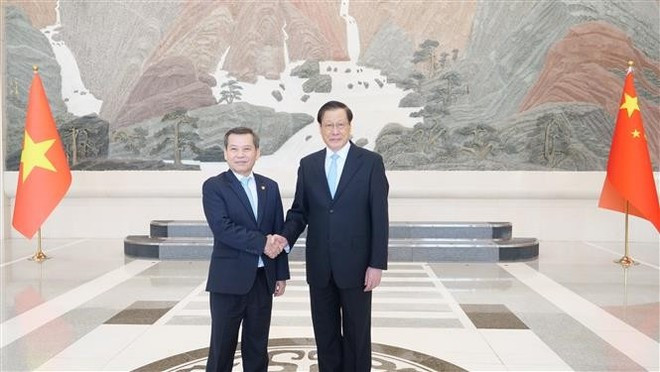 Le Minh Tri, président de la Cour populaire suprême du Vietnam (à gauche), et Ying Yong, procureur général du Parquet populaire suprême de Chine. Photo : VNA. vna-potal-chanh-an-toa-an-nhan-dan-toi-cao-tham-lam-viec-tai-trung-quoc-8078711.jpg