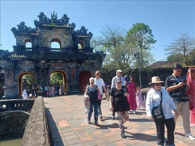 Touristes étrangers à Hue. Photo : VNA. Touristes étrangers à Hue. Photo : VNA.
