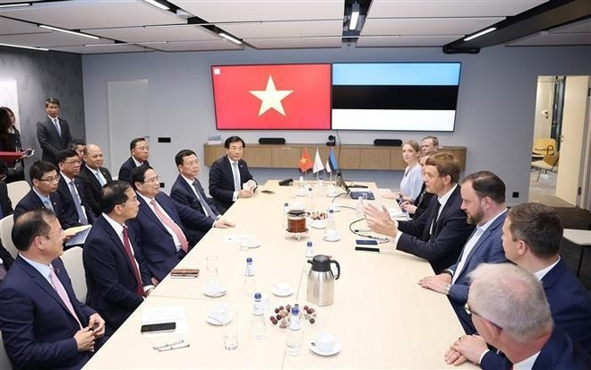 Le Premier ministre Pham Minh Chinh lors d'une réunion avec les dirigeants de Cybernetica. Photo : VNA Le Premier ministre Pham Minh Chinh lors d'une réunion avec les dirigeants de Cybernetica. Photo : VNA