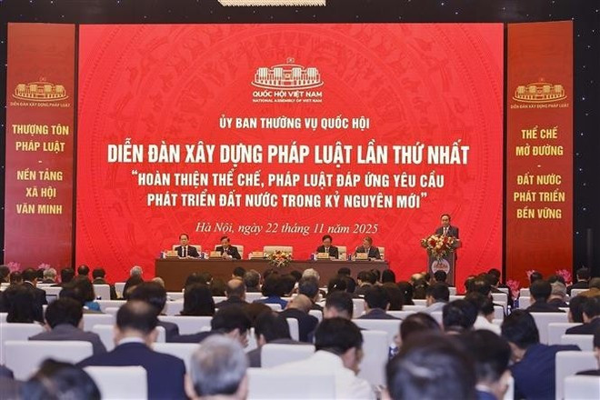 Le Comité permanent de l’Assemblée nationale a organisé, samedi matin 22 novembre à Hanoï, le premier forum sur l’élaboration des lois. Photo : VNA.