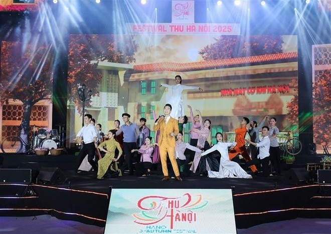Un spectacle lors de la cérémonie d&apos;d&apos;ouverture de la 24ᵉ édition du Festival du film vietnamien (2025) à Ho Chi Minh-Ville. Photo : VNA.