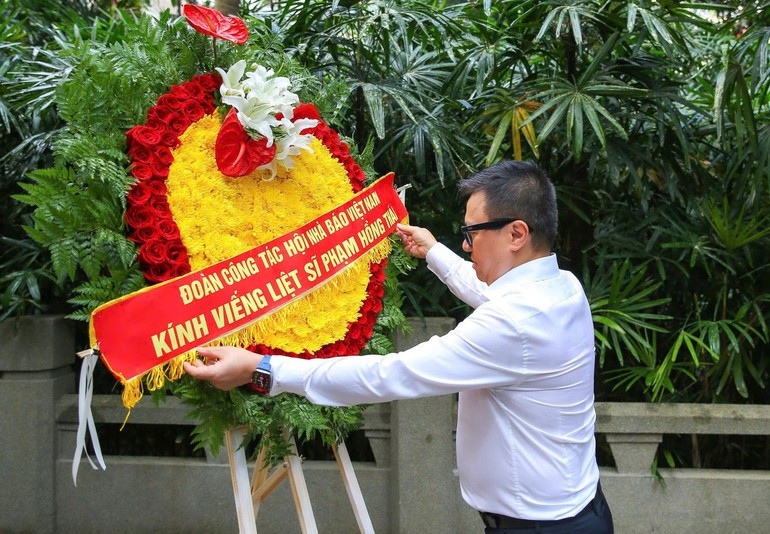 Le Quoc Minh, membre du Comité central du PCV, rédacteur en chef du Journal Nhân Dân, président de l’Association des journalistes du Vietnam, a personnellement rendu hommage au martyr Pham Hong Thai à Huanghuagang. lqm-pht-canton.jpg