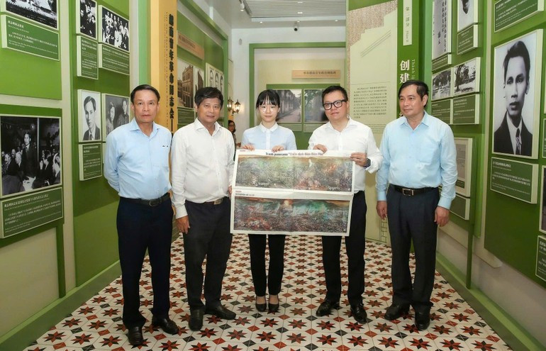 Le Quoc Minh a remis le supplément spécial sur la campagne historique de Dien Bien Phu, à l’occasion du 70e anniversaire de cette victoire. ddbp.jpg