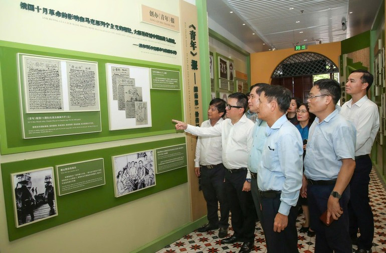 Les membres de la délégation ont visité l'imprimerie du journal Thanh Nien et des objets commémorant sa naissance il y a 100 ans. phong-in-bao-tn.jpg
