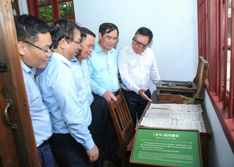 La délégation a également visité le lieu où Nguyen Ai Quoc et ses compagnons de l’Association de la jeunesse révolutionnaire du Vietnam ont compilé, gravé et imprimé le journal. phong-in-2.jpg
