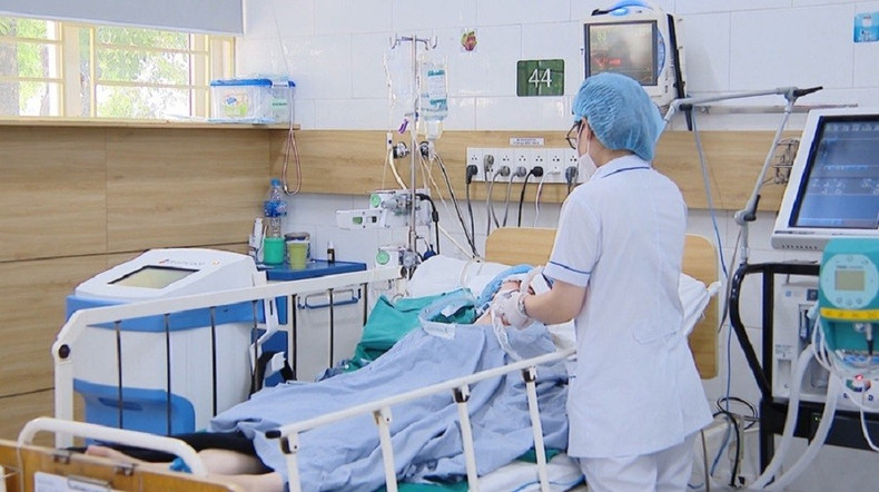 Prise en charge d'un patient à l’hôpital Bach Mai. Photo : VTV. bach-mai-vtv.jpg