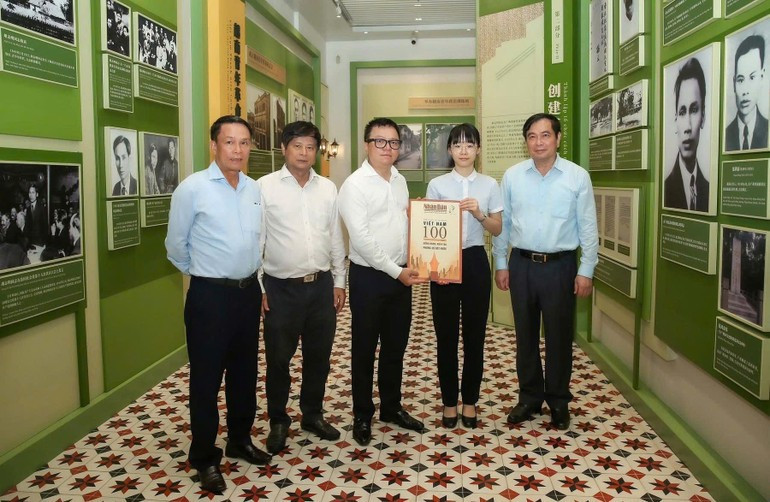 Il a également a offert au site historique un numéro spécial du journal Nhân Dân célébrant les 100 ans de la presse révolutionnaire vietnamienne. lqm-100-ans.jpg