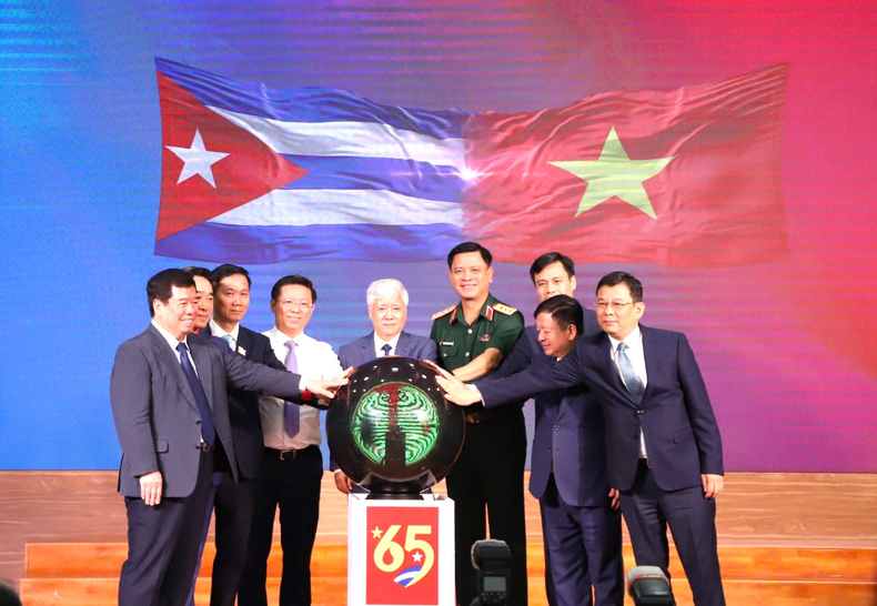 La cérémonie de lancement du programme national d’appel à la solidarité avec le peuple cubain, intitulé “65 ans d’amitié Vietnam-Cuba”, s’est tenue le 13 août à Hanoi. Photo : Croix-Rouge du Vietnam. cuba-croix-rouge.png