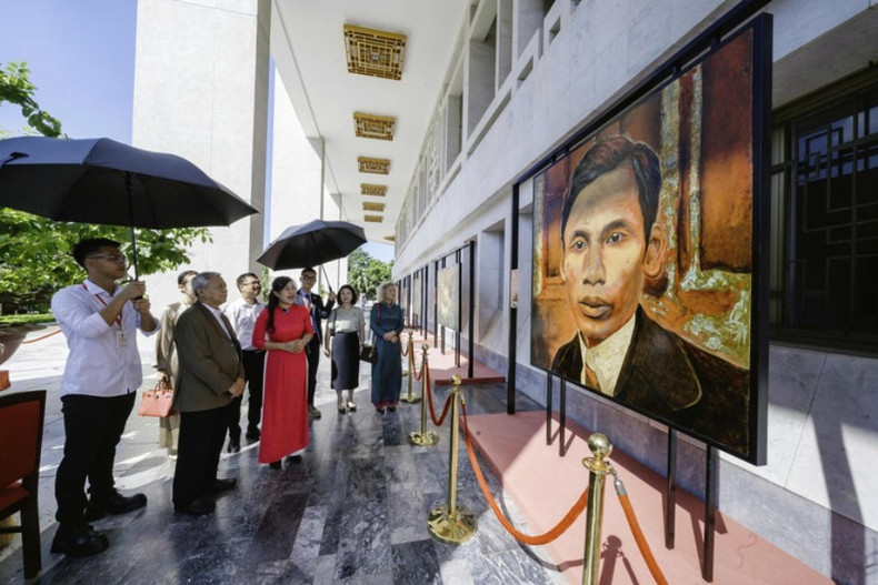 Le poète Nguyen Khoa Diem admire les œuvres sur le Président Hô Chi Minh lors de l'exposition « Printemps de l'indépendance ». Photo : NDEL. poete-admirer.jpg