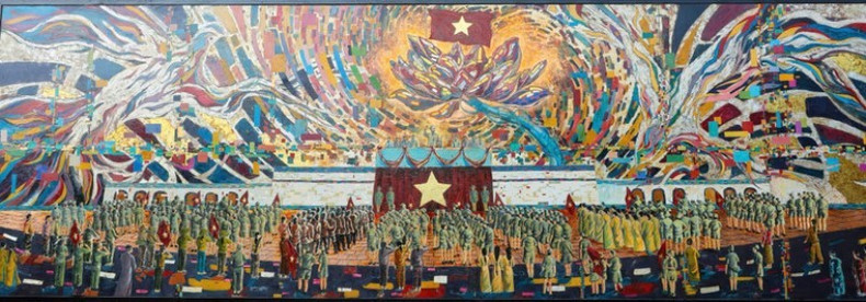 Vue du recto du tableau monumental en laque (2,4 m x 7,2 m). Photo : NDEL. laque-facade.jpg