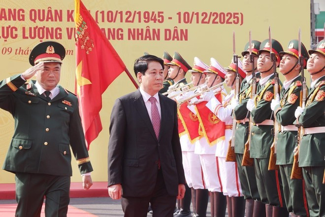 Le président Luong Cuong passe en revue la garde d'honneur. Photo : VNA.