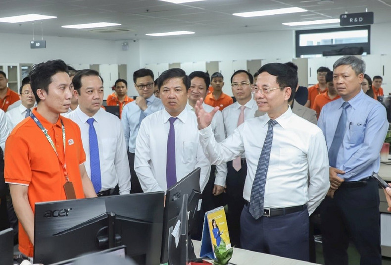 La délégation du ministère s’est entretenue avec des startups opérant dans les domaines des semi-conducteurs et de l’intelligence artificielle dans le parc logiciel de Da Nang no 2. Photo : baodanang. da-nang-lab-baodanang.jpg