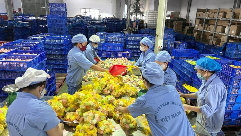 La collecte et la réception des dons s’effectuent avec diligence et en toute sécurité. Photo : NDEL. fete.jpg