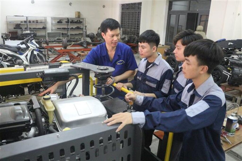 Les localités sont appelées à lier la formation professionnelle aux besoins de recrutement des entreprises, en mettant l'accent sur la formation de ressources humaines de haute qualité. Photo : VNA.