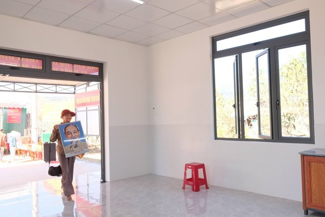 Des habitants de la commune de D'ran, province de Lam Dong, emménagent dans leurs nouveaux logements, remis par la Région militaire 7, dans le cadre de la "campagne Quang Trung". Photo : VNA.