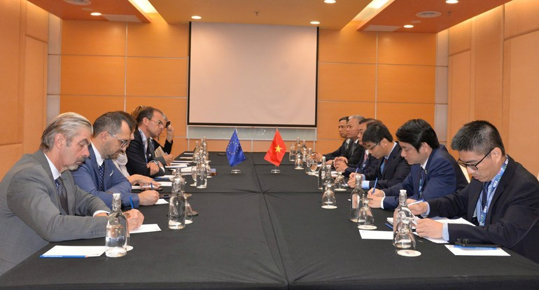 Vue de la rencontre entre le vice-président de l’Assemblée nationale du Vietnam Le Minh Hoan et le chef de la délégation du Parlement européen Woute Beke, en marge de l’AIPA-46. Photo : NDEL. an-ue-3.jpg