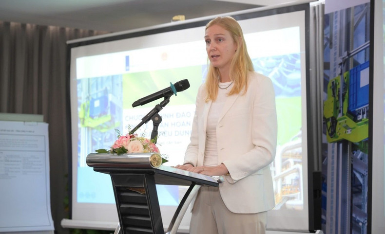 Mme Fleur Gribnau, première secrétaire, responsable des affaires économiques à l'ambassade des Pays-Bas au Vietnam, s'exprime lors du programme. Photo : PNUD. secretaire-pays-bas-undp.jpg