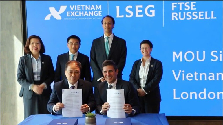 Signature du protocole d’accord entre la VNX et FTSE Russell au siège de la LSE. Photo : NDEL. bourse-signer.jpg