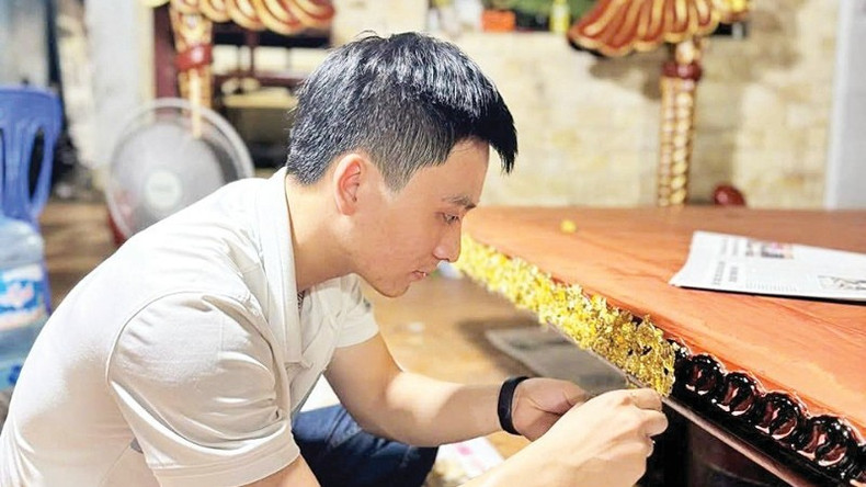 Nguyen Phu Chien explore les débouchés pour ses produits traditionnels via les réseaux sociaux. Photo : NDEL. nguyen-phu-chien.jpg