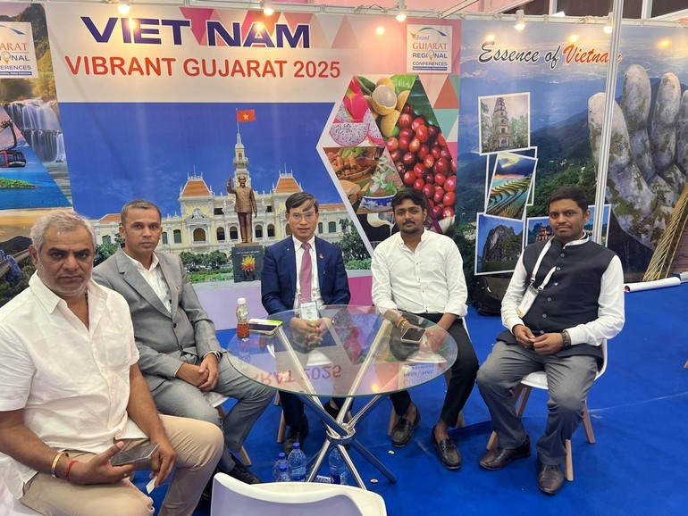Le conseiller commercial vietnamien en Inde, Bui Trung Thuong (centre), aux côtés d’entreprises locales du Gujarat. Photo : Bureau du commerce vietnamien en Inde. bui-trung-thuong.jpg