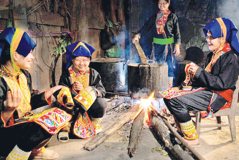 Les femmes Dao Thanh Phan cousent et brodent partout où elles le peuvent, dès qu’elles ont du temps libre. dao-theu-en-temps-libre.png