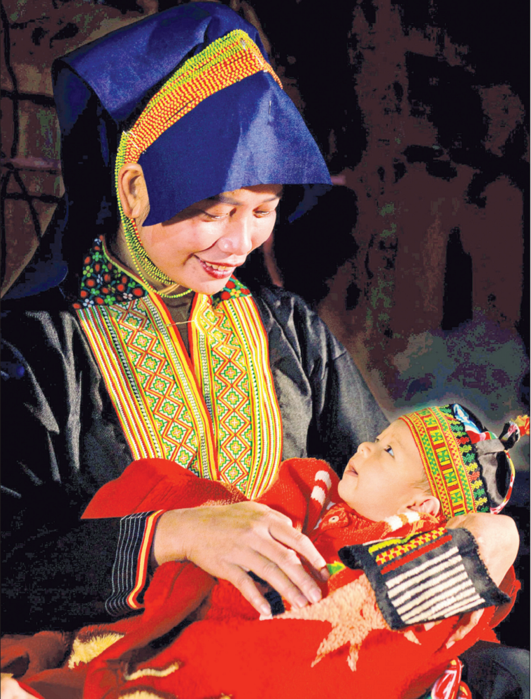 Une mère et son enfant en tenue traditionnelle. dao-me-con.png