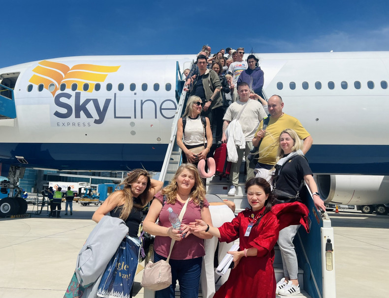 Des touristes polonais à l'aéroport de Cam Ranh, province de Khanh Hoa. Photo : baokhanhhoa. touristes-polonais-a-khan-hhoa-en-janvier-2025-baokhanhhoa.jpg