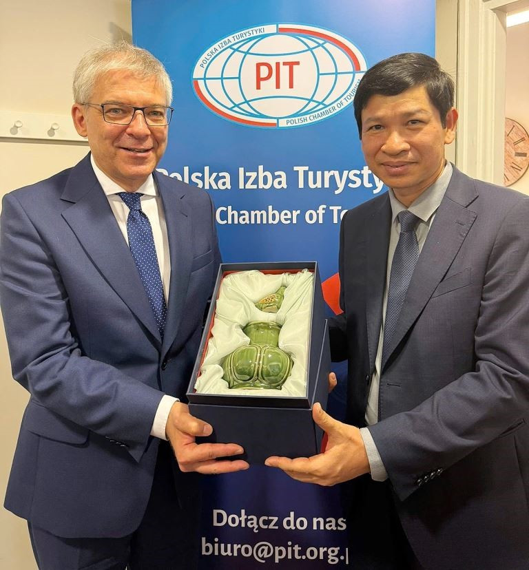 Le vice-ministre vietnamien Ho An Phong (à droite) a offert un cadeau au président de la Chambre de commerce et du tourisme de Pologne, Pawel Niewiadomski. Photo : VOV. ho-an-phong-cadeau-pawel.jpg