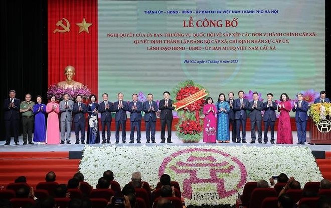 Le président Luong Cuong félicite les autorités de Hanoi. Photo : VNA. Le président Luong Cuong félicite les autorités de Hanoi. Photo : VNA.