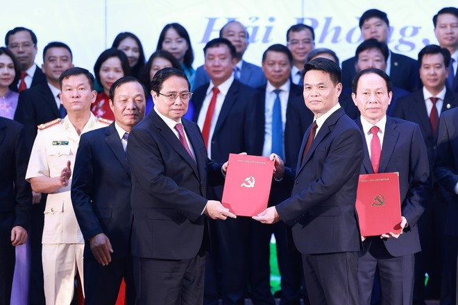 Le Premier ministre vietnamien Pham Minh Chinh a remis les résolutions et les décisions concernant les individus concernés. Photo : VNA. Le Premier ministre vietnamien Pham Minh Chinh a remis les résolutions et les décisions concernant les individus concernés. Photo : VNA.