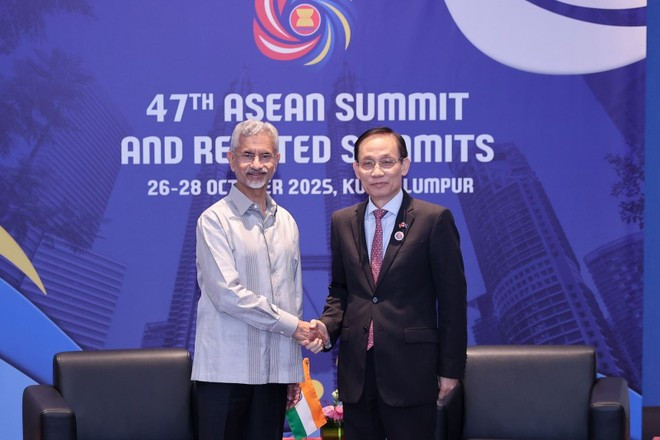Le ministre vietnamien des Affaires étrangères, Le Hoai Trung (à droite) et le ministre indien des Affaires étrangères Subrahmanyam Jaishankar, à Kuala Lumpur, le 27 octobre. Photo : VNA. Le ministre vietnamien des Affaires étrangères, Le Hoai Trung (à droite) et le ministre indien des Affaires étrangères Subrahmanyam Jaishankar, à Kuala Lumpur, le 27 octobre. Photo : VNA.