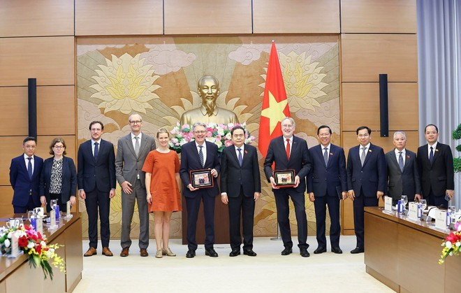 Le président de l’AN du Vietnam, Tran Thanh Man, avec les délégués lors de la réception. Photo : VNA. Le président de l’AN du Vietnam, Tran Thanh Man, avec les délégués lors de la réception. Photo : VNA.