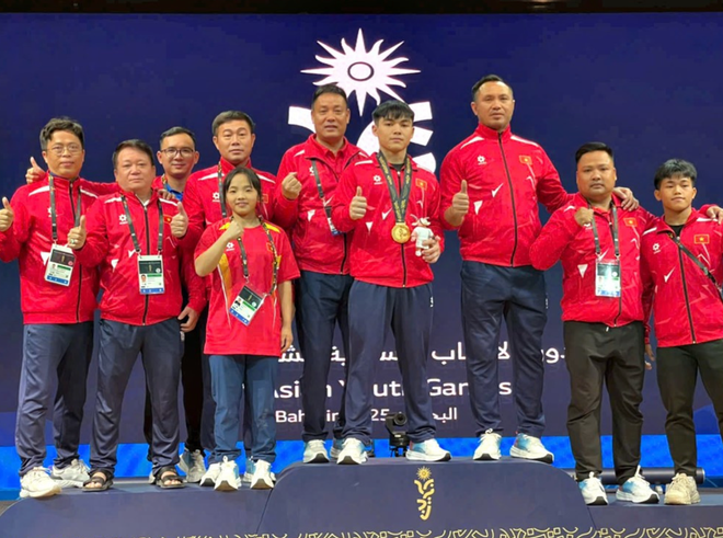 L’athlète vietnamien Nguyen Thanh Duy et ses compatriotes, aux Jeux asiatiques de la jeunesse 2025, à Bahreïn, le 27 octobre.. Photo : congluan. L’athlète vietnamien Nguyen Thanh Duy et ses compatriotes, aux Jeux asiatiques de la jeunesse 2025, à Bahreïn, le 27 octobre.. Photo : congluan.