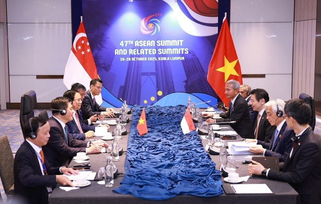 Le Premier ministre vietnamien Pham Minh Chinh et son homologue singapourien Lawrence Wong ont eu, dans la matinée du 28 octobre à Kuala Lumpur, leur deuxième rencontre annuelle. Photo : VNA. Le Premier ministre vietnamien Pham Minh Chinh et son homologue singapourien Lawrence Wong ont eu, dans la matinée du 28 octobre à Kuala Lumpur, leur deuxième rencontre annuelle. Photo : VNA.