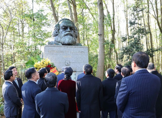 Le secrétaire général To Lam et sa suite rendent hommage à Karl Marx au cimetière de Highgate. Photo : VNA.