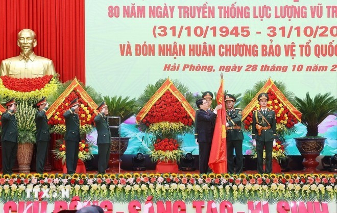 Le président Luong Cuong remet l’Ordre de la Protection de la Patrie de première classe à la zone militaire 3. Photo : VNA. Le président Luong Cuong remet l’Ordre de la Protection de la Patrie de première classe à la zone militaire 3. Photo : VNA.