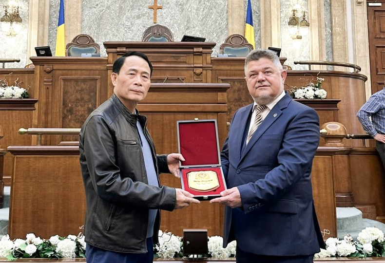 Le vice-ministre Le Quoc Hung (gauche) a remis un cadeau souvenir au sénateur roumain Ninel Peia. Photo : CAND. le-quoc-hung-ninel-peia.jpg