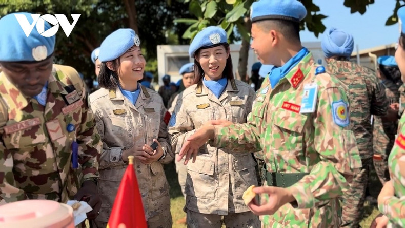Les « bérets bleus » vietnamiens présentent la gastronomie du Vietnam à leurs amis internationaux. Photo : VOV. gastramonie-onu-vov.jpg