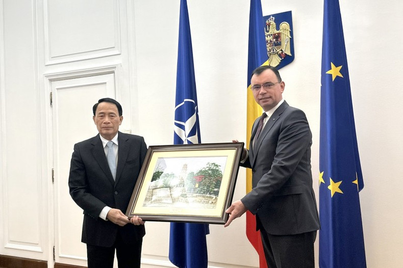 Le vice-ministre Le Quoc Hung a remis un cadeau souvenir au secrétaire d'État du ministère de l'Intérieur, Bogdan Despescu. Photo : CAND. le-quoc-hung-bogdan.jpg