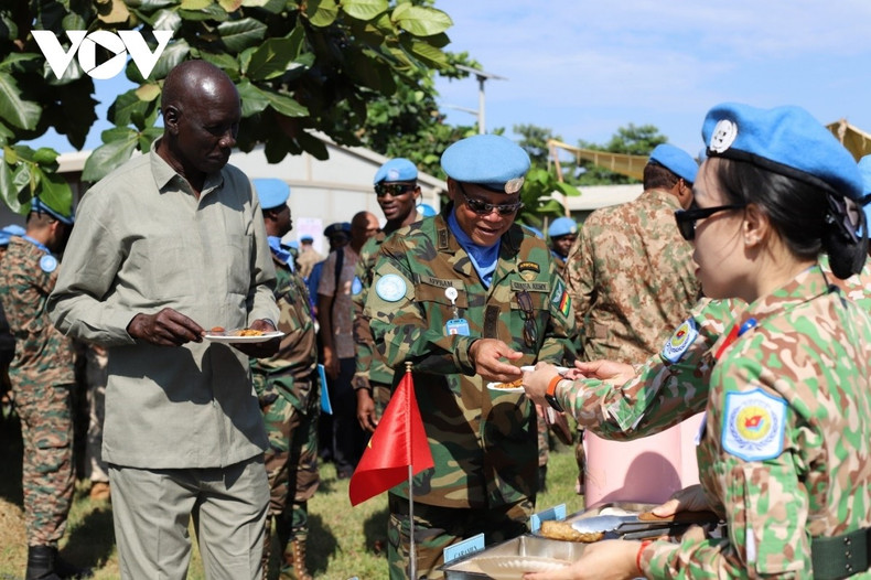 Le lieutenant-général Robert Yaw Affram, commandant de la mission UNISFA, et Deng Arop Kuol, chef adjoint de l’Administration d’Abyei, dégustent les spécialités vietnamiennes. Photo : VOV. robert-arop-deng.jpg